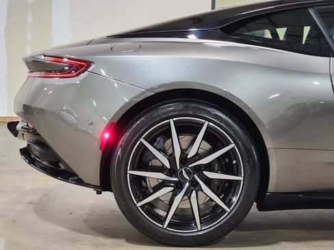 Used 2021 Aston Martin DB11 Coupe RWD image 29