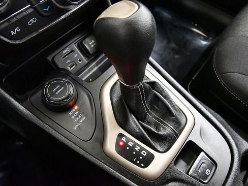 Used 2014 Jeep Cherokee Latitude w/ Comfort/Convenience Group image 18