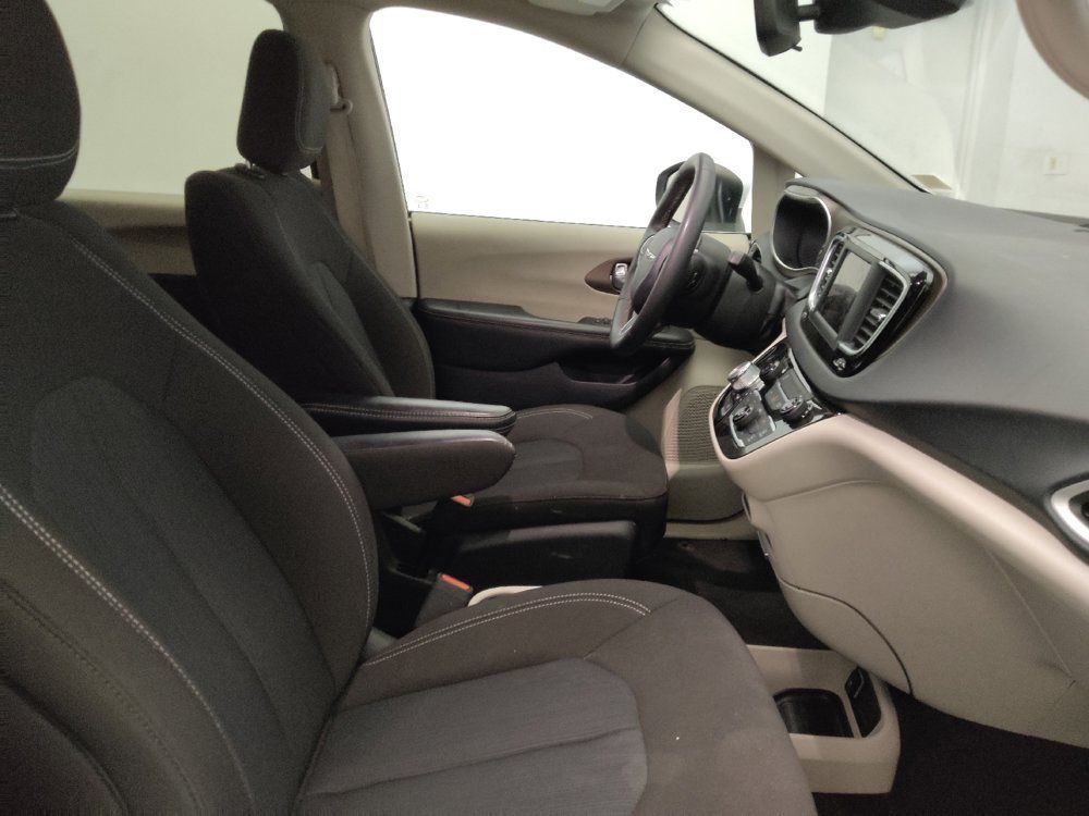 Used 2023 Chrysler Voyager LX FWD image 21