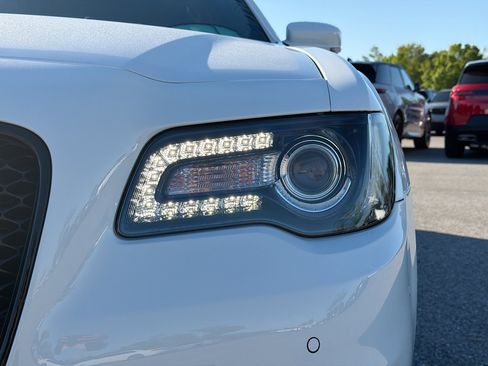 Used 2023 Chrysler 300 C image 9