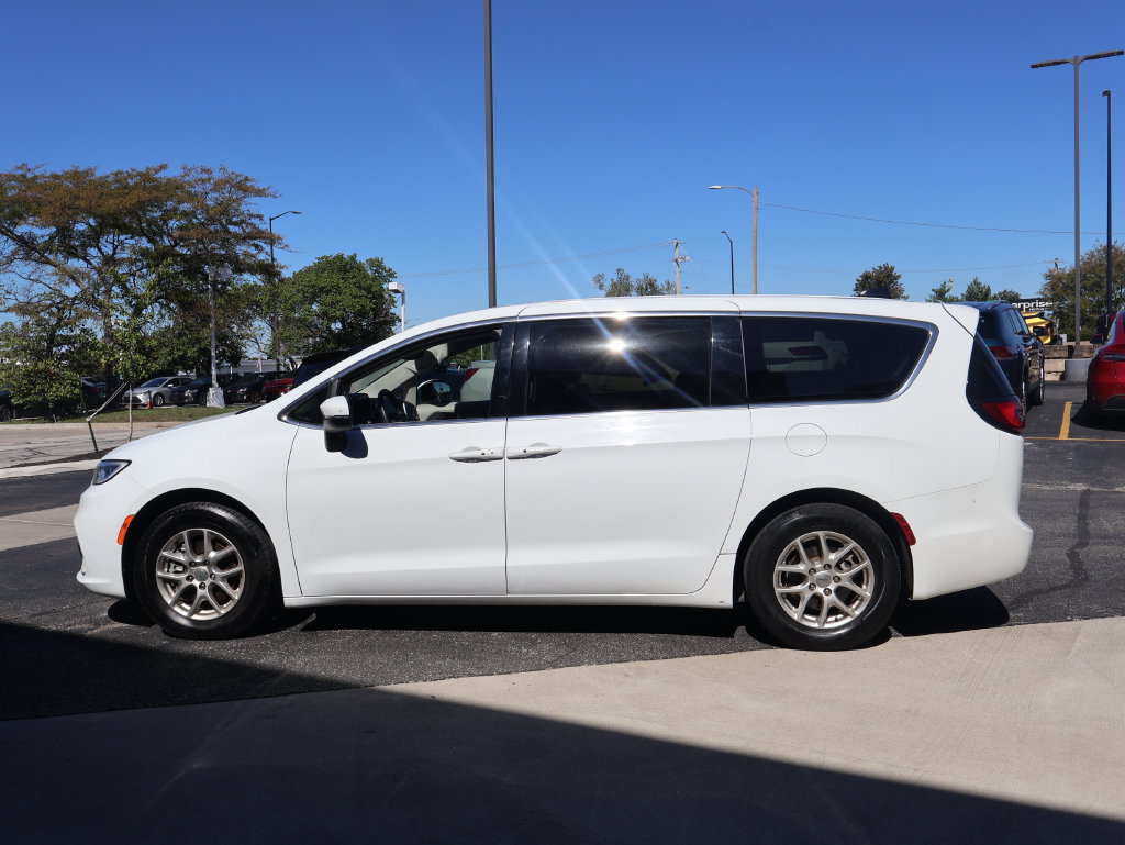 Used 2023 Chrysler Pacifica Touring-L FWD image 2