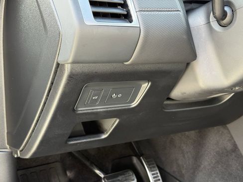 Used 2024 Land Rover Discovery Dynamic SE image 18