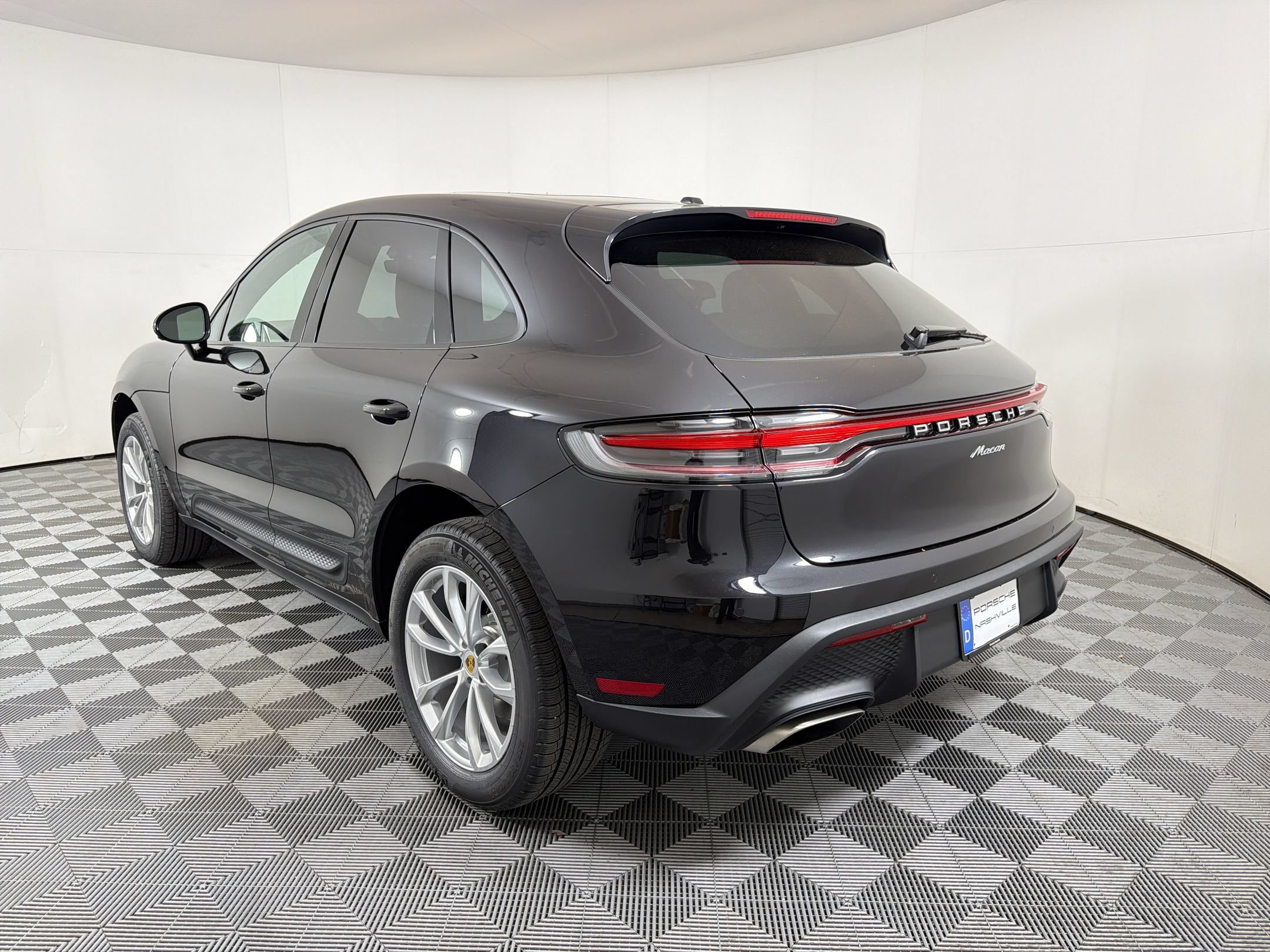 Used 2026 Porsche Macan AWD/4WD image 3