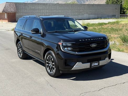Used 2025 Ford Expedition Platinum AWD/4WD image 2