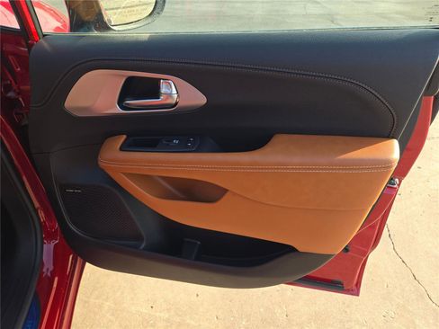 New 2026 Chrysler Pacifica Pinnacle image 6