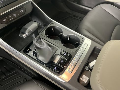 Used 2025 Kia Carnival EX image 21