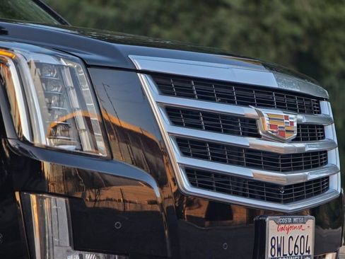 Used 2018 Cadillac Escalade ESV Luxury RWD image 4