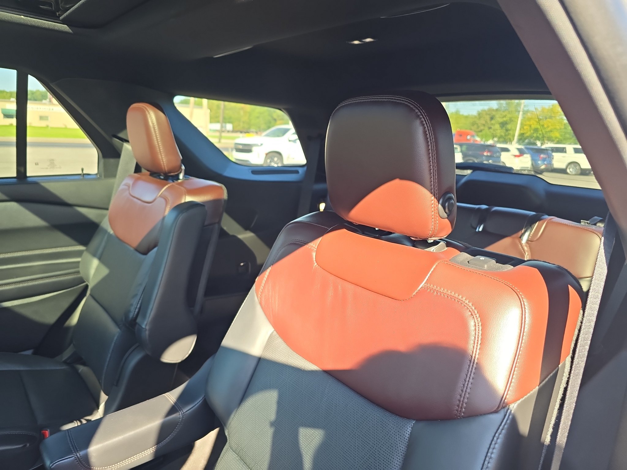 Used 2020 Ford Explorer Platinum w/ Premium Technology Package AWD/4WD image 17
