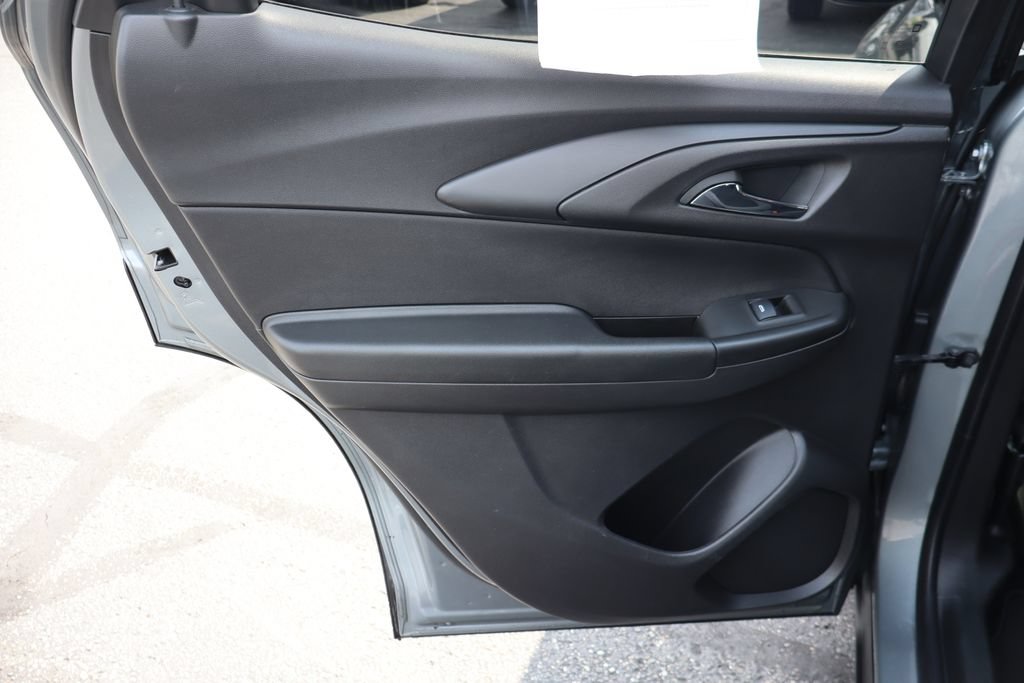 Used 2025 Chevrolet TrailBlazer LT w/ LT Cold Weather Package FWD image 19