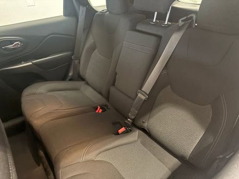 Used 2019 Jeep Cherokee Latitude w/ Popular Appearance Group image 9