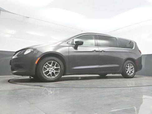 Used 2023 Chrysler Voyager LX image 33