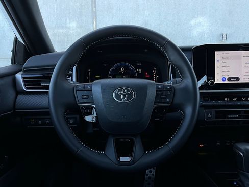 Used 2025 Toyota Camry SE image 32