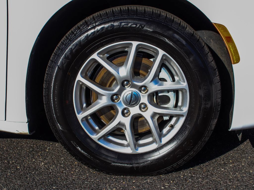 Used 2024 Chrysler Pacifica Touring-L FWD image 7