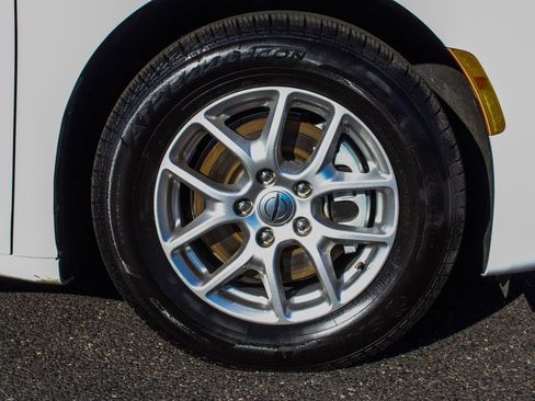 Used 2024 Chrysler Pacifica Touring-L FWD image 7