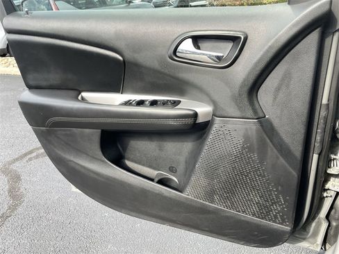 Used 2020 Dodge Journey SE w/ SE Popular Equipment Group image 18