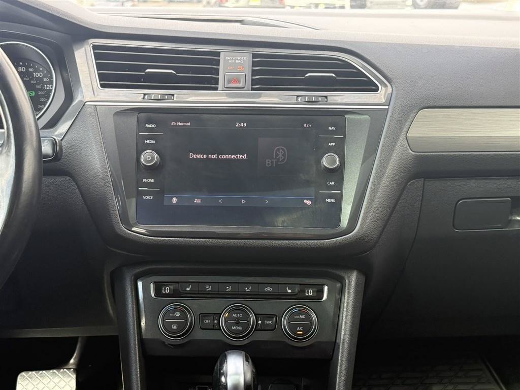 Used 2018 Volkswagen Tiguan SEL AWD/4WD image 26