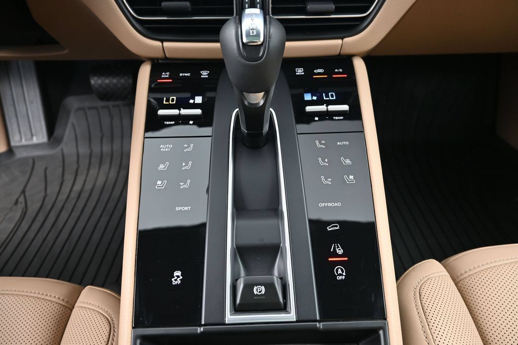 Used 2026 Porsche Macan AWD/4WD image 17
