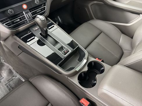Certified 2025 Porsche Macan AWD/4WD image 32