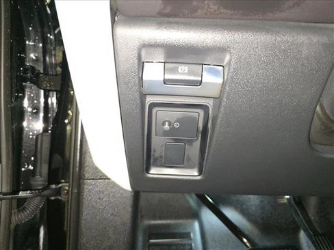 Certified 2024 Land Rover Defender 90 X-Dynamic SE image 27