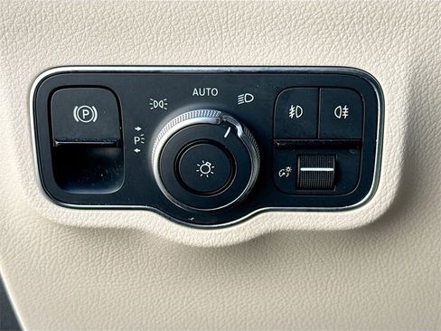 Used 2021 Mercedes-Benz GLA 250 w/ Premium Package image 11