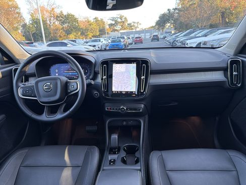 Certified 2025 Volvo XC40 B5 Core image 30