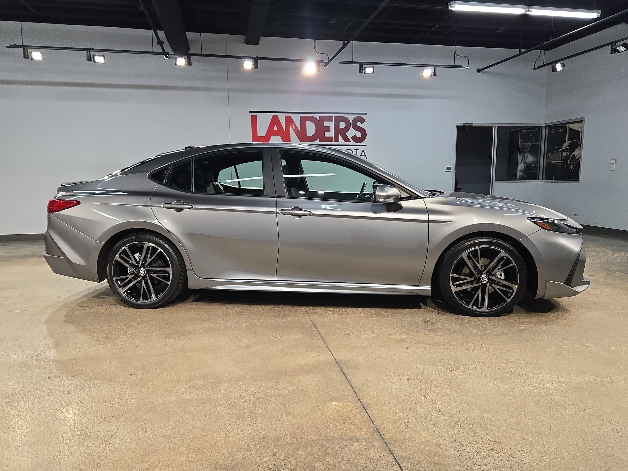 Used 2025 Toyota Camry XSE FWD image 8