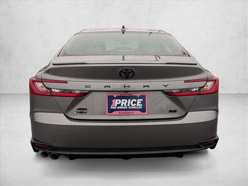 Used 2025 Toyota Camry SE image 7