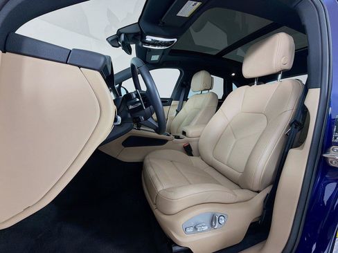 Certified 2026 Porsche Macan AWD/4WD image 5