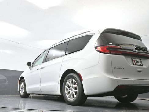 Used 2022 Chrysler Pacifica Touring-L FWD image 51
