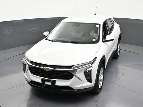Certified 2025 Chevrolet Trax LS w/ LS Convenience Package FWD image 23