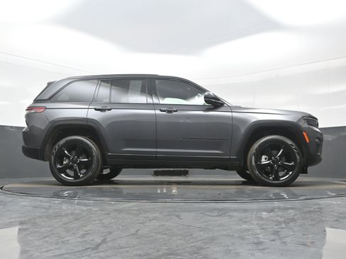 Used 2025 Jeep Grand Cherokee Limited w/ Black Appearance Package image 32