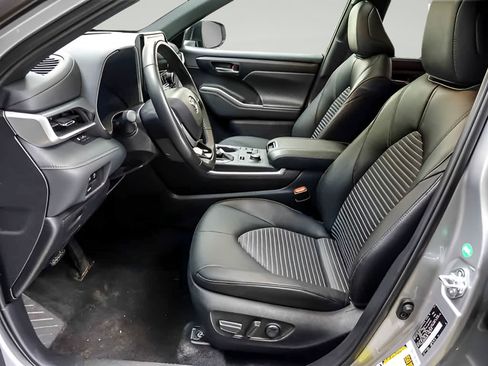 Used 2025 Toyota Highlander XSE AWD/4WD image 8