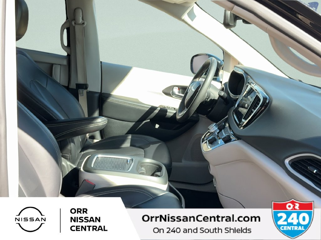 Used 2024 Chrysler Pacifica Touring-L FWD image 11
