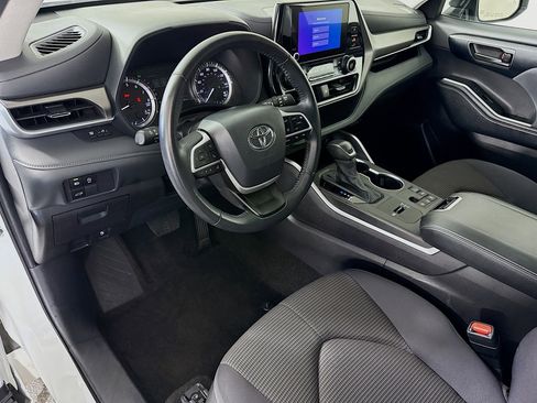 Used 2025 Toyota Highlander LE FWD image 23
