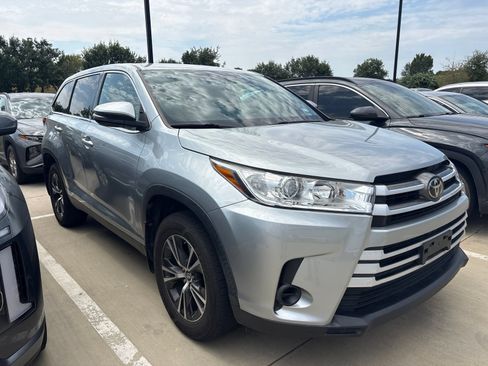 Used 2019 Toyota Highlander LE FWD image 3