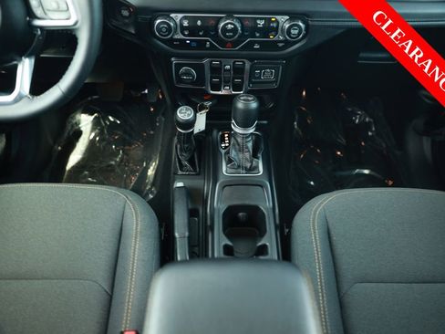 Used 2025 Jeep Wrangler Unlimited Sahara AWD/4WD image 31