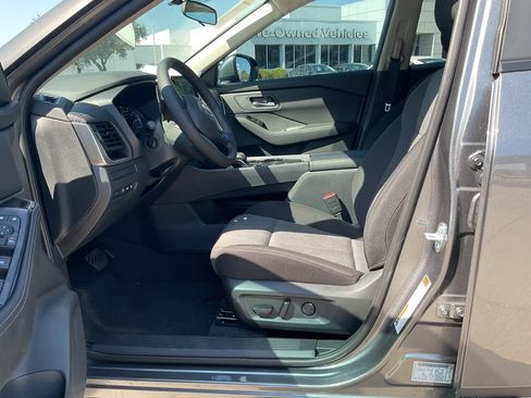Used 2025 Nissan Rogue SV FWD image 8