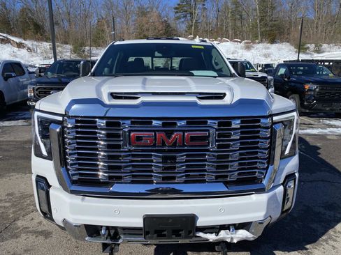 Used 2024 GMC Sierra 3500 Denali image 3
