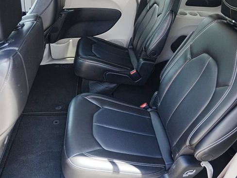 Used 2023 Chrysler Pacifica Touring-L FWD image 25