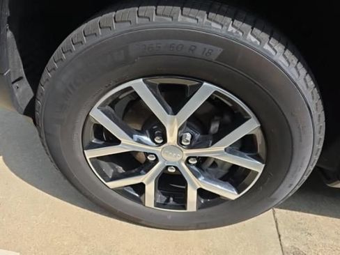 Used 2023 Jeep Grand Cherokee Limited AWD/4WD image 9