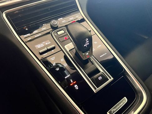 Used 2018 Porsche Panamera image 21