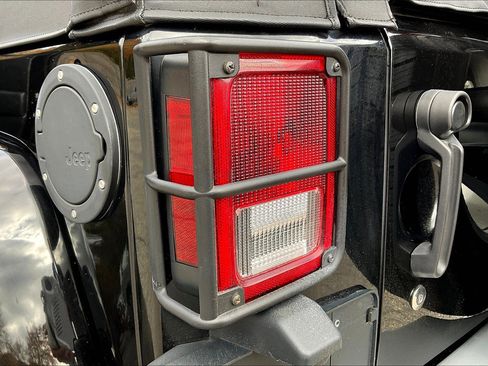 Used 2015 Jeep Wrangler Unlimited Sahara image 29