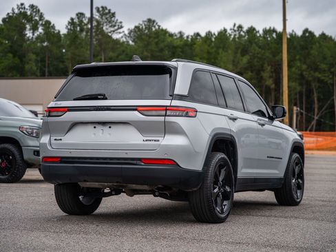 Used 2023 Jeep Grand Cherokee Limited w/ Black Appearance Package AWD/4WD image 8