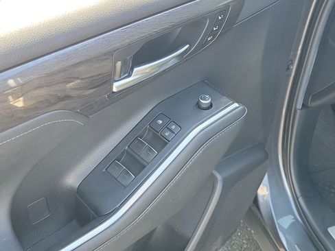 Used 2021 Toyota Highlander Limited FWD image 21
