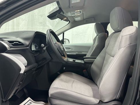 Used 2025 Toyota Sienna LE image 14