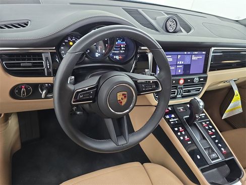 Used 2025 Porsche Macan image 4