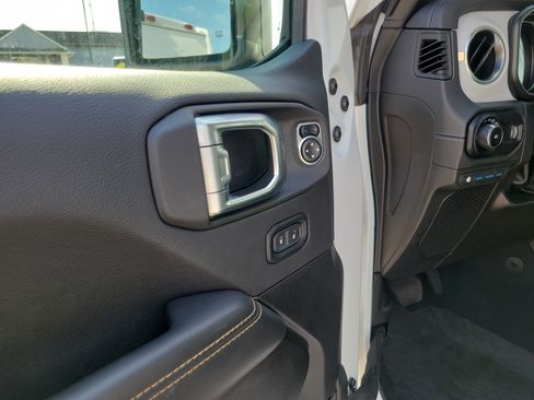 Used 2025 Jeep Wrangler Unlimited Sahara AWD/4WD image 7