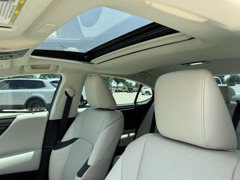 Used 2025 Lexus ES 350 w/ Premium Package FWD image 30