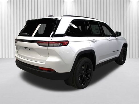 New 2025 Jeep Grand Cherokee Altitude image 3