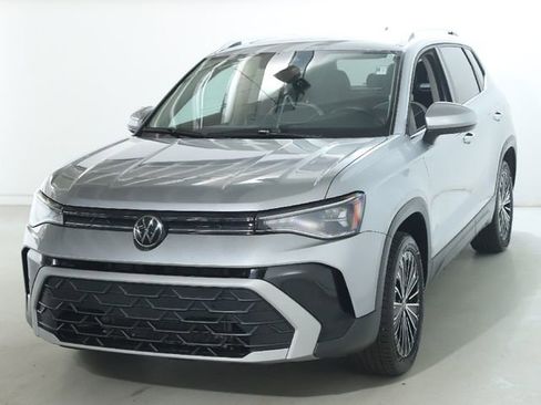 Used 2025 Volkswagen Taos SE FWD image 1